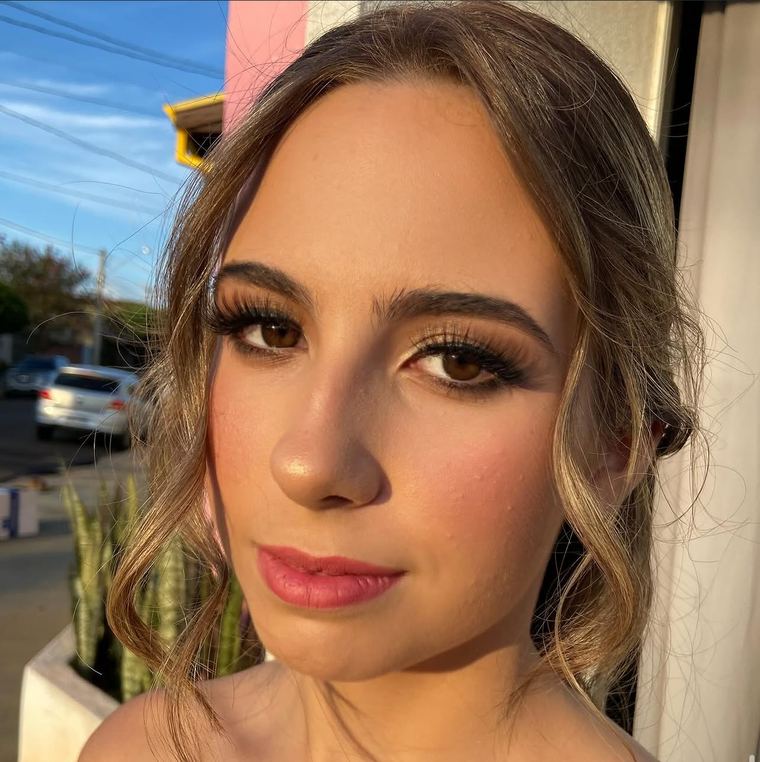 Make vibrante com batom marcante