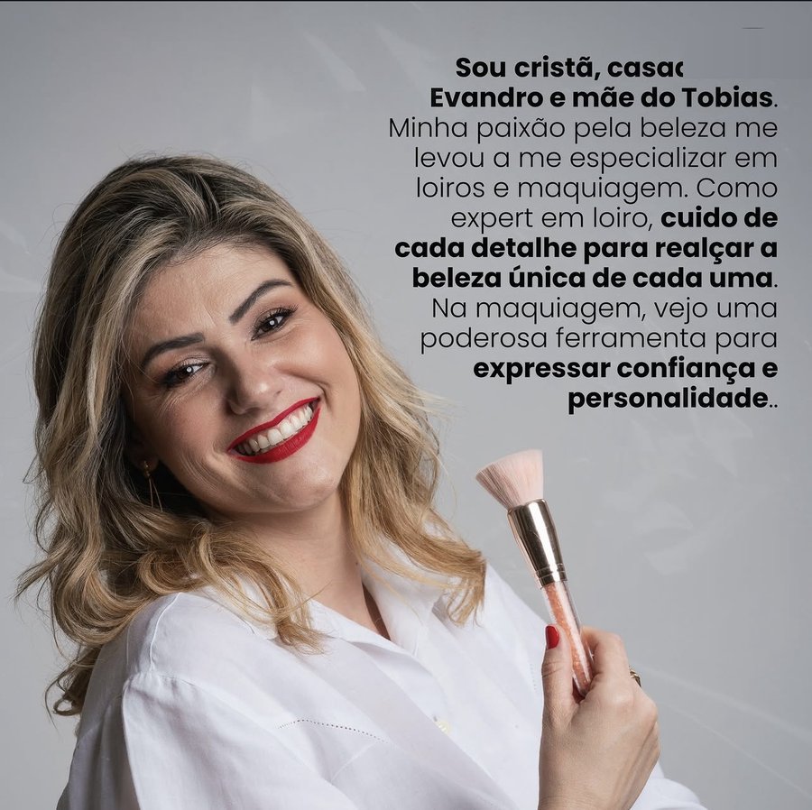 Simone Rezende com pincel de maquiagem