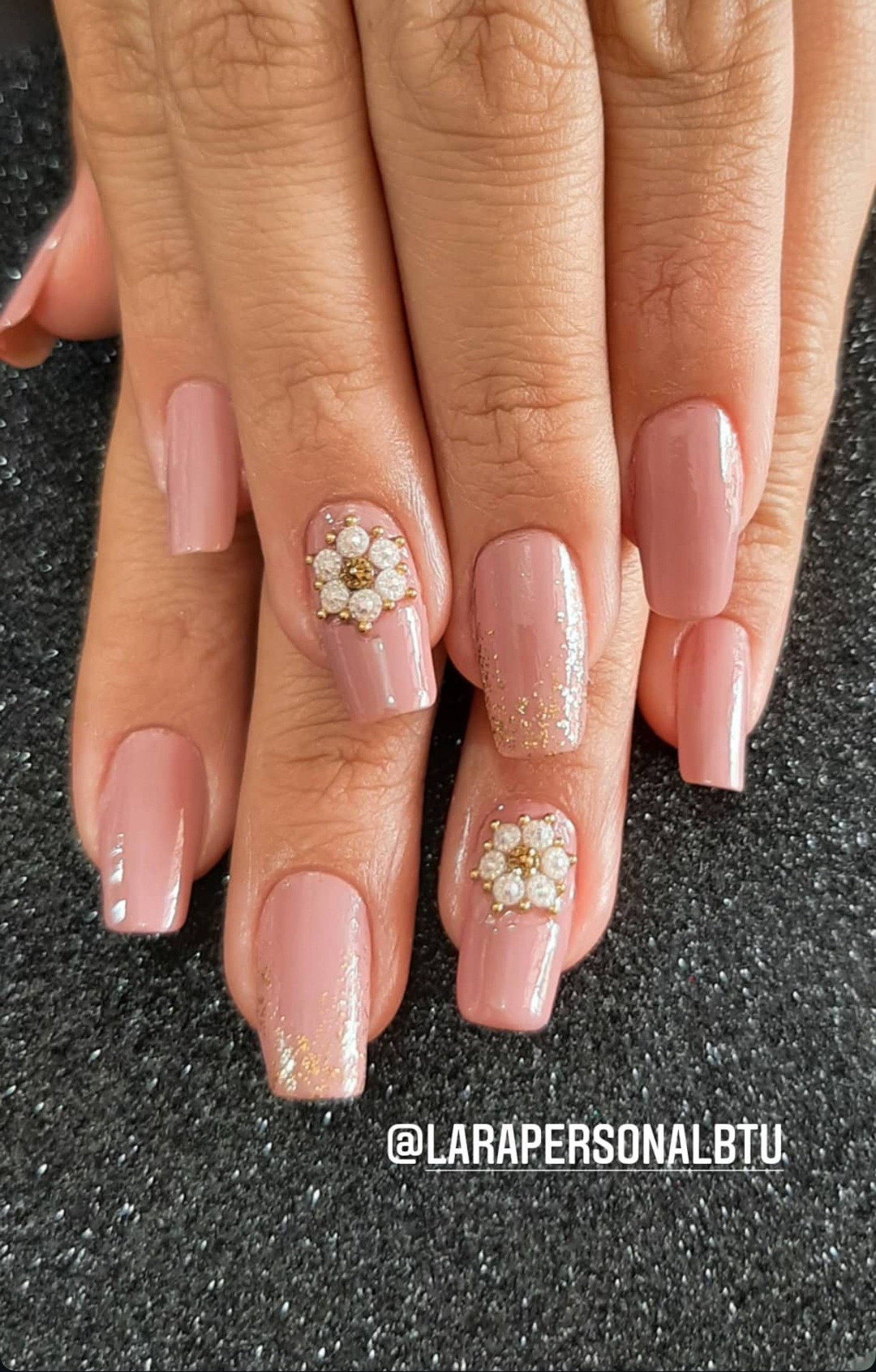 Nail art com pérolas e detalhes dourados