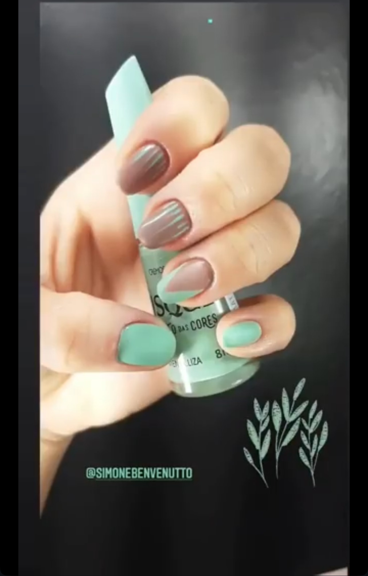 Esmaltação em tons terrosos com verde menta