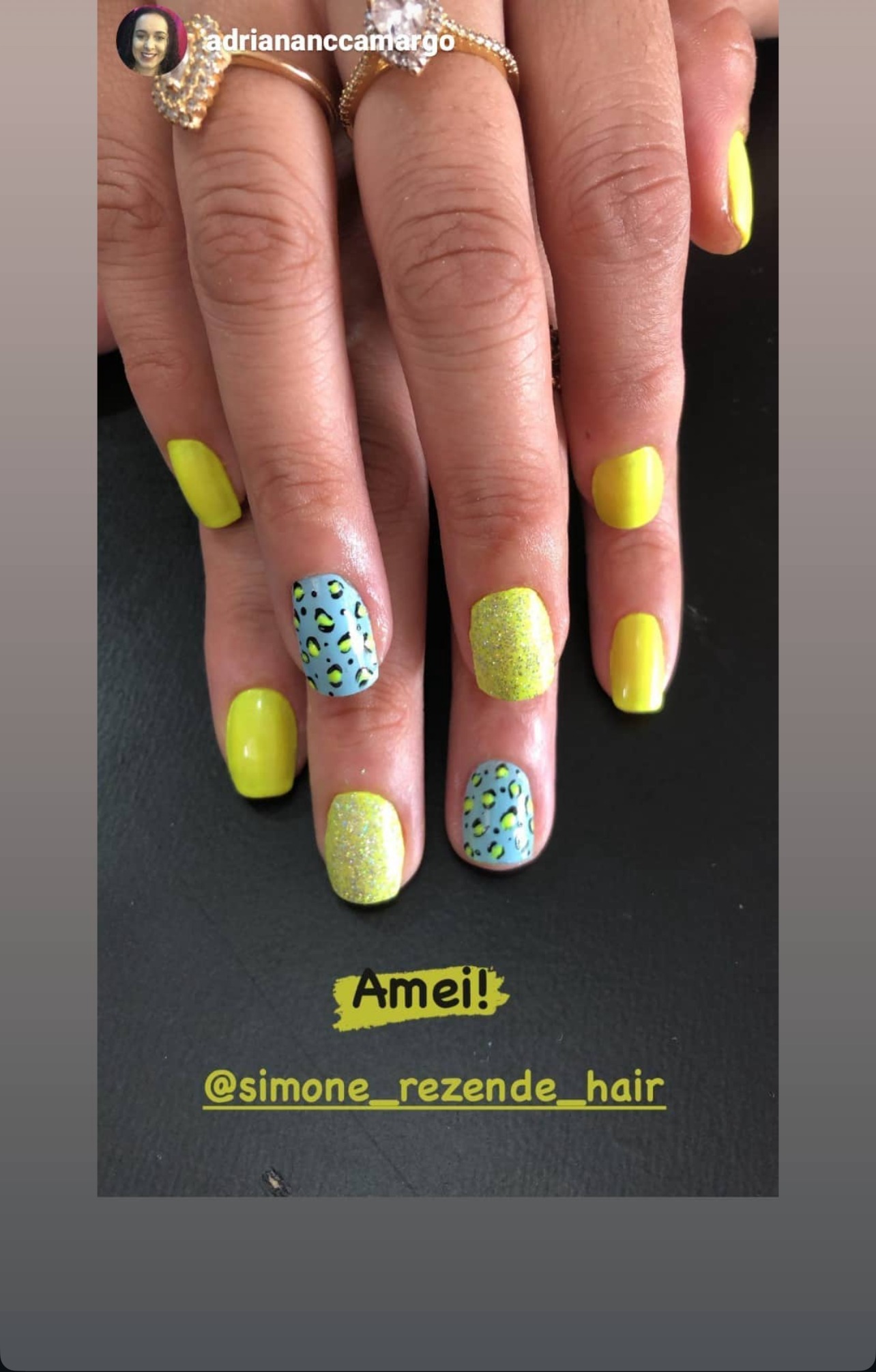 Amarelo vibrante com animal print azul